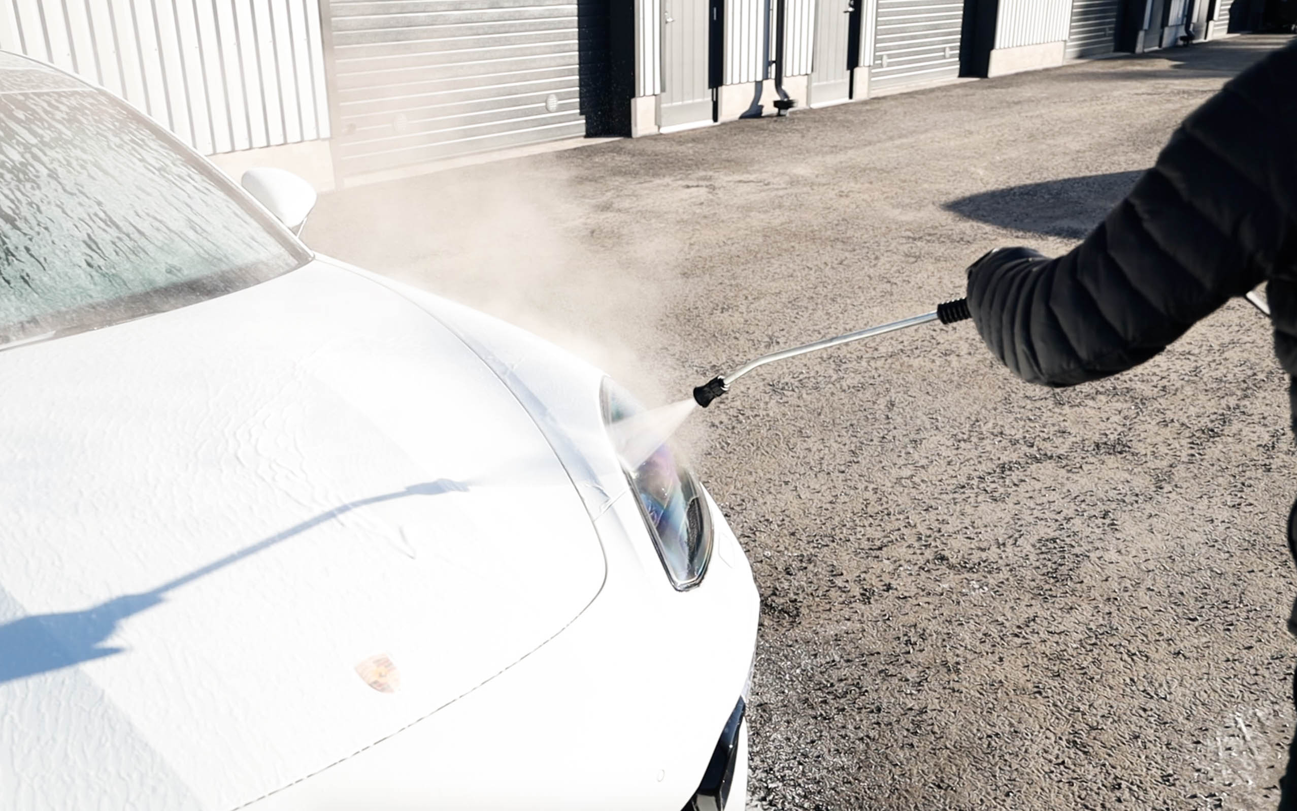 Auton pesu auringossa