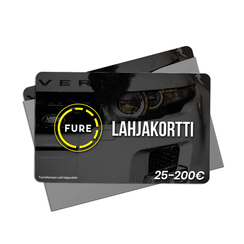Musta Fure-lahjakortti autonpesukuvalla ja keltaisella logolla, aseteltuna harmaan kirjekuoren päälle mustalla taustalla.